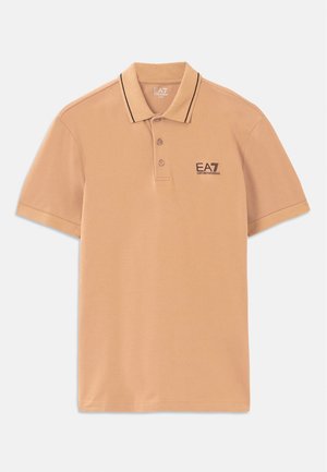 Polo bege com colarinho, três botões e acabamento preto. Apresenta um pequeno logótipo EA7 em preto no lado esquerdo do peitoral. Material de algodão suave.