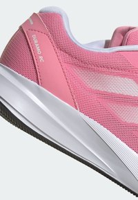 Roze sport schoen met mesh bovenkant, synthetische accenten, witte tussenzool en zwarte rubberen zool. Beschikt over "Duramo RC" branding aan de zijkant.