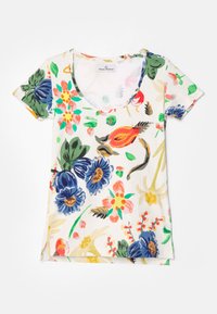 Camiseta de manga corta y escote redondeado en tejido ligero. Presenta un diseño floral con acentos en azul, rojo y verde sobre un fondo blanco.