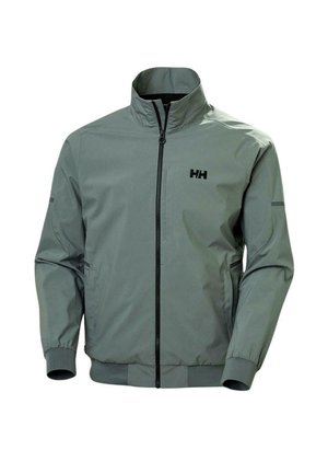 Chaqueta ligera gris con cuello alto, cremallera completa y puños elásticos. Presenta un logo negro en el pecho y acentos sutiles en las mangas.