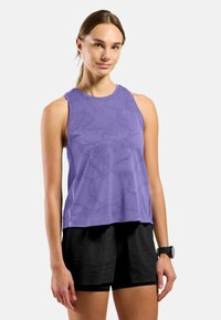 Lavender mouwloze sporttop met een gestructureerd patroon, voorzien van een ronde halslijn en een accent met logo, gecombineerd met zwarte shorts.