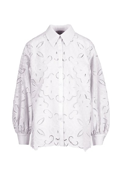 Weiße Bluse mit Knopfleiste, aufwendigen floralen Ausschnittmustern, langen, gepufften Ärmeln und spitzem Kragen.