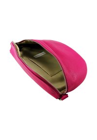 Leren etui in levendig roze met een gestructureerde afwerking, ritssluiting en beige voering; voorzien van een binnenvak voor organisatie.