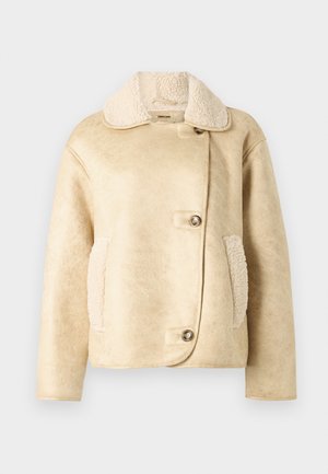 Chaqueta de borreguillo beige con cierre de botón, gran cuello y bolsillos laterales con un acabado suave y texturizado. Mangas de corte recto.