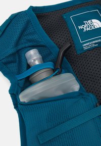 The North Face SUNRISER RUN VEST UNISEX - Víztartályos hátizsák - blue moss/sapphire slate