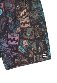 Costumi da bagno neri con stampe multicolori del logo Billabong e varie grafiche, con una trama di tessuto liscia e dettagli di tasche laterali.