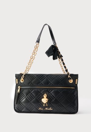 Borsa trapuntata nera con catena dorata e tracolla in pelle, tasca frontale con cerniera e logo Love Moschino dorato con emblema a forma di uccello a cuore.
