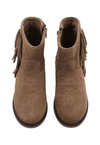 Botas de tobillo de ante marrón con un acabado texturizado, acentos de flecos en los lados y costuras decorativas en la punta y el eje. Cierre de cremallera.