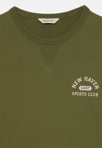 Felpa verde oliva in cotone, con colletto a girocollo a coste e stampa sul petto che recita "New Haven GANT Sports Club."