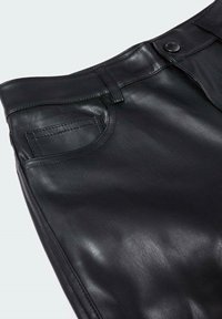 Pantalon en cuir noir avec poche avant, passants de ceinture et fermeture à bouton sur un fond clair.