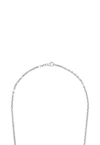 Tunn silverkedja med små, jämnt fördelade länkar och en krabclosing på en vit bakgrund.