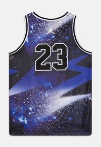 Czarny koszulkowy strój do koszykówki z motywem galaktyki, z niebieskimi i białymi akcentami, z siateczkowego materiału, z numerem „23” nadrukowanym grubą czarną czcionką.