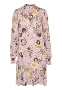 Vestido floral de tela rosa claro con mangas largas, escote en V y puños elásticos. Presenta patrones intricados de flores amarillas, moradas y verdes.