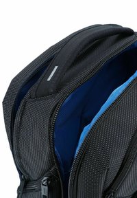 Schwarzer Rucksack aus strukturiertem Stoff mit weißen Punkten. Blaue Innenauskleidung. Doppelte Reißverschlussöffnungen und gepolsterter obere Griff.