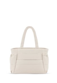 Sac fourre-tout en tissu beige doux avec deux poignées et poches latérales, présenté sur un fond blanc uni.