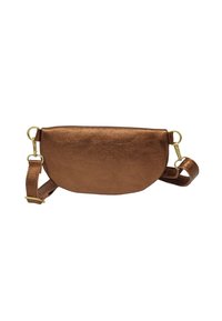 Sac en cuir synthétique métallique marron avec une forme courbée, doté d'une bandoulière amovible et d'accents en métal doré. Texture lisse avec un léger éclat.