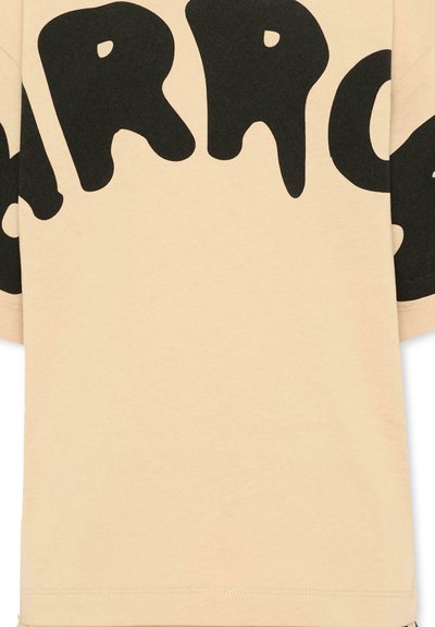 Tela beige con letras negras grandes e irregulares que forman una palabra parcial en la sección superior.