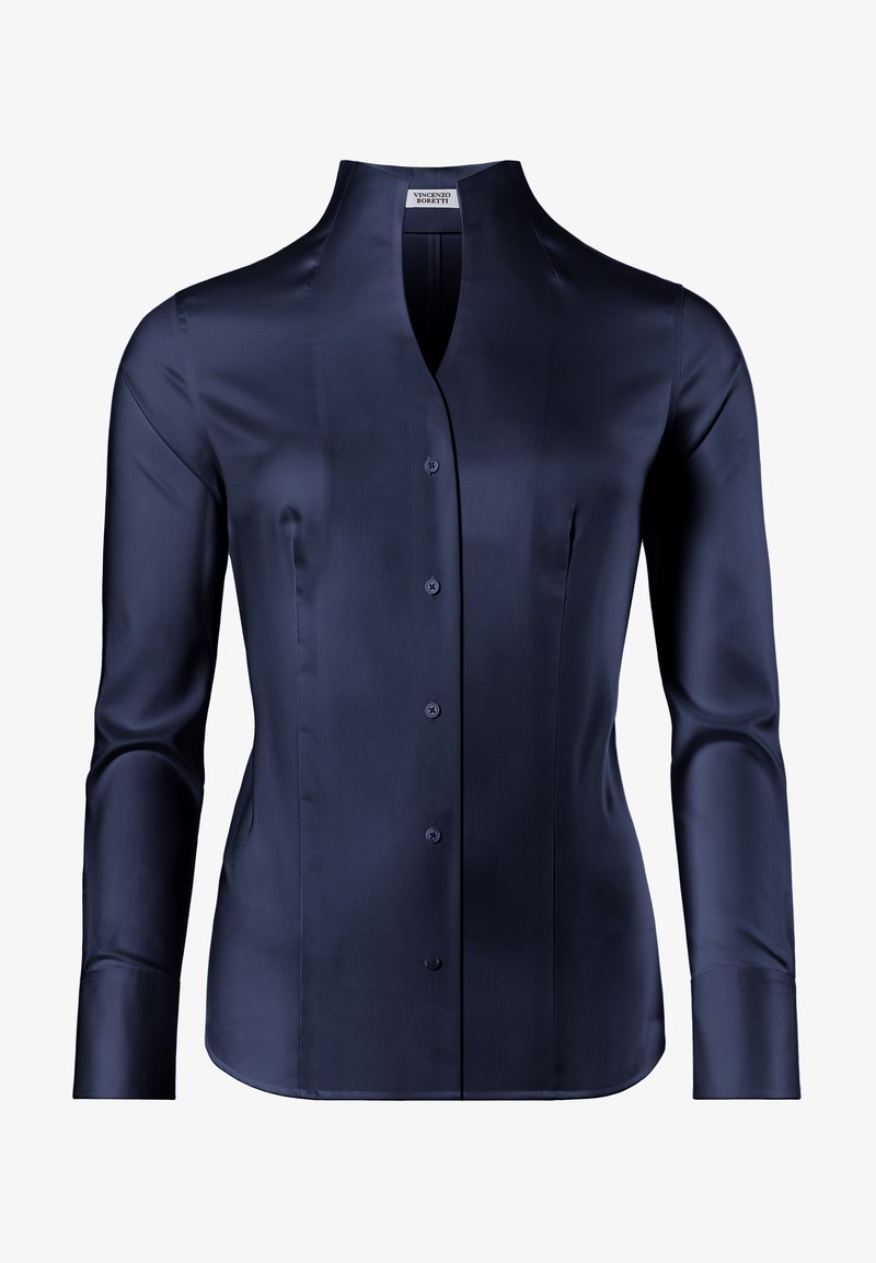 Blusa a maniche lunghe blu navy, in tessuto di satin liscio, colletto alla cinese, chiusura anteriore con bottoni, fit sartoriale con cuciture laterali e dettagli con bottoni.