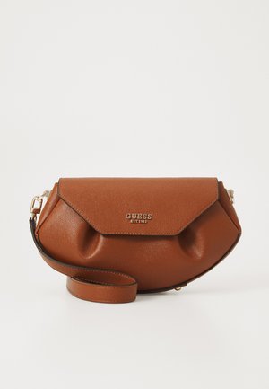 Bolsa de mão Guess em couro castanho com logótipo dourado, com fecho de aba e alça destacável sobre um fundo branco.