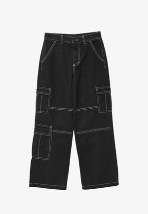 Pantaloni cargo neri a gamba larga con cuciture bianche a contrasto, bottone frontale, passanti per cintura, due tasche anteriori e multiple tasche con patta sulle gambe.