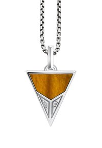 Dreieckige Anhängerhalskette mit einem polierten Bernstein in der Mitte und silbernen Akzenten, darunter Gravuren von Sonne und Mond, an einer Silberkette.
