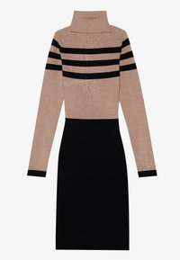 Abito a collo alto beige e nero in maglia con maniche lunghe, tre strisce orizzontali nere sul petto e sulle maniche, e una sezione della gonna completamente nera.