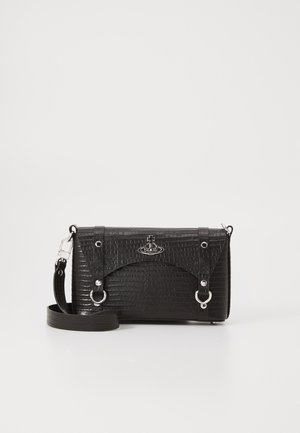 Borsa a tracolla nera in finta pelle testurizzata con motivo coccodrillo. Dotata di accessori in argento, cinturino regolabile e dettaglio decorativo con fibbia.