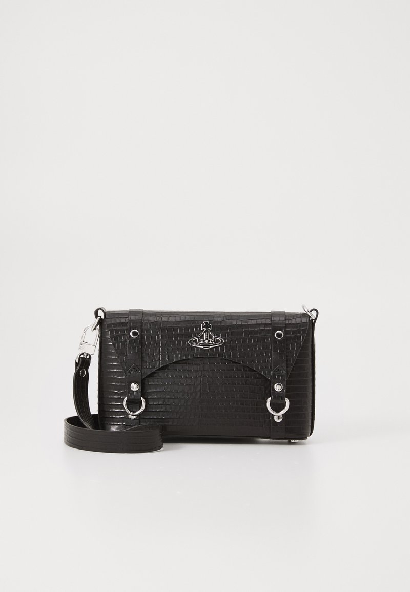 Czarna torba crossbody wykonana z teksturowanej sztucznej skóry z wzorem krokodyla. Posiada srebrne akcesoria, regulowany pasek oraz dekoracyjny detal z klamrą.