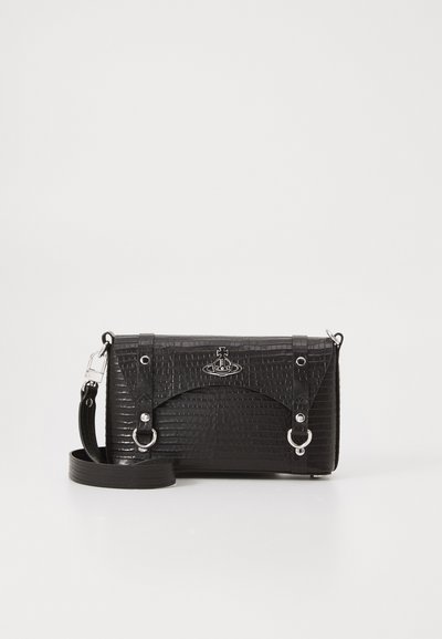 Borsa nera in ecopelle con texture in pelle di coccodrillo, hardware argentato, doppi manici e chiusura a pattina con logo. Forma rettangolare.