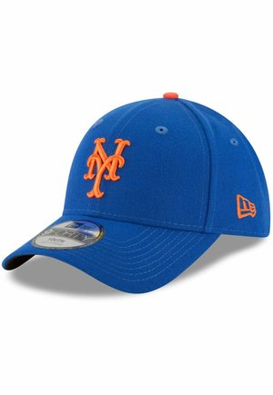 Blaue Baseballmütze mit orangefarbenem gesticktem Logo, gebogenem Schirm und Belüftungslöchern. Verfügt über einen New Era-Aufkleber auf dem Schirm.