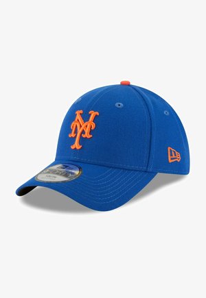Blaue Baseballmütze mit orangefarbenem gesticktem Logo, gebogenem Schirm und Belüftungslöchern. Verfügt über einen New Era-Aufkleber auf dem Schirm.