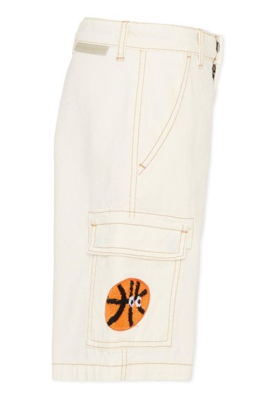 Shorts cargo crème avec coutures orange et une poche latérale ornée d'un patch représentant un ballon de basket orange avec des yeux.