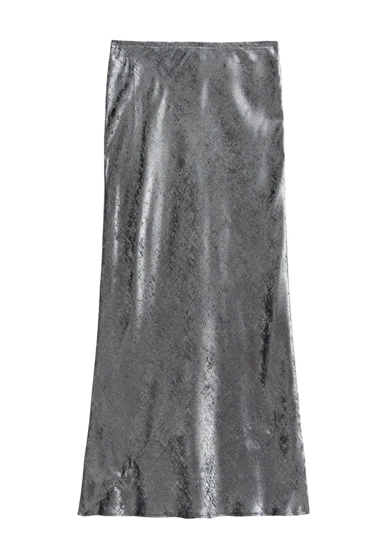 Jupe longue en imprimé serpent gris avec une texture lisse et brillante et un ourlet évasé, présentant un léger éclat et une taille élastique.
