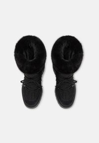Zwarte schoenen met een hoge, luxe nep-bont kraag, synthetisch bovenmateriaal met gestructureerde details, ronde veters en een duurzame rubberen zool.