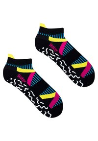 Czarne skarpetki do kostek z kolorowymi geometrycznymi wzorami w odcieniach różu, żółci i niebieskiego, z teksturowanym białym wzorem fal na podeszwie.