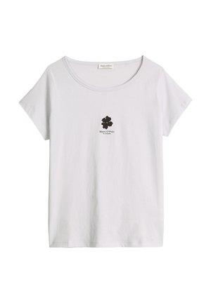 T-shirt blanc à manches courtes avec col rond, petit motif de fleur noire et texte "Marc O'Polo" centré sur la poitrine.