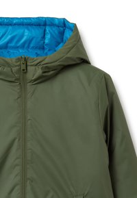 Chaqueta aislante verde con un forro interior azul, que presenta un cierre con cremallera y capucha. Textura suave y ligera, adecuada para el clima frío.