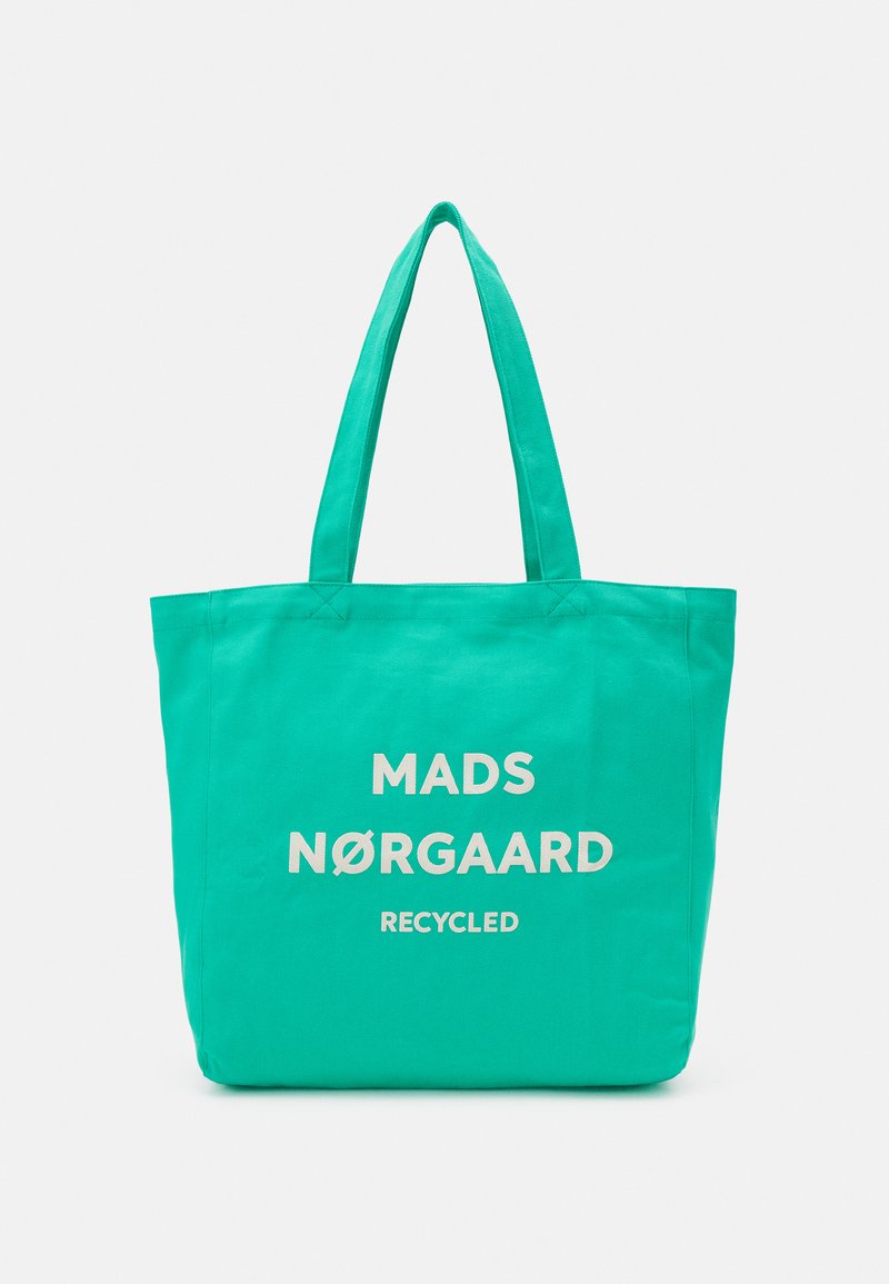 Türkiz színű válltáska újrahasznosított anyagból, krém színű felirattal: "MADS NØRGAARD" és "RECYCLED," két masszív hordozófüllel.