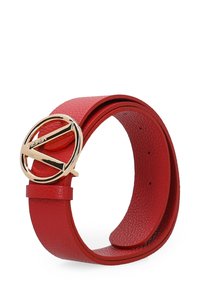 Czerwony skórzany pasek o teksturowanym wykończeniu, z okrągłą złotą klamrą z logo i pojedynczym ząbkiem do regulacji.