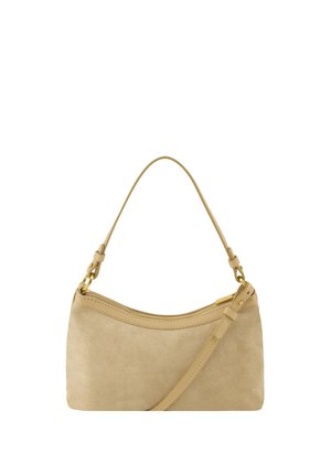 Sac à main en daim beige avec une poignée courte, une quincaillerie dorée et une fine bandoulière réglable sur fond blanc.