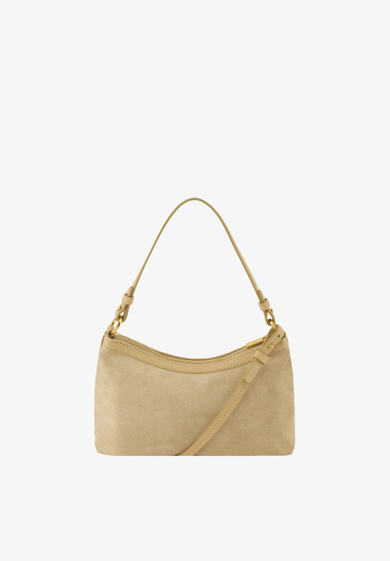 Sac à main en daim beige avec une poignée courte, une quincaillerie dorée et une fine bandoulière réglable sur fond blanc.