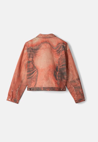Chaqueta de mezclilla roja con detalles ennegrecidos desgastados, que presenta un cuello, botones y un corte corto. La parte trasera muestra costuras y contornos de bolsillos.