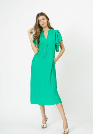 Rochie verde, până la genunchi, cu decolteu în V, mâneci scurte tip flutură și buzunare laterale. Confecționată dintr-un material neted, cu un design simplu și aerisit.