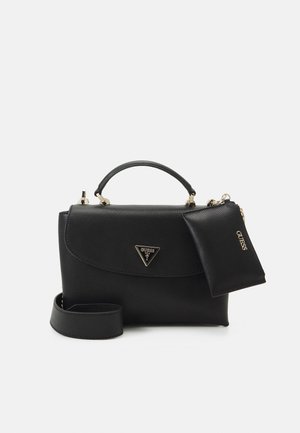 Sac à main en cuir noir texturé avec poignée supérieure, bandoulière amovible et petite pochette assortie avec logo "Guess" doré sur le devant.