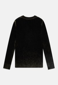 Pullover noir côtelé avec des manches longues, un col rond et un effet ombragé qui passe à une teinte plus claire au niveau de l'ourlet.