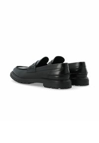 Mocassins noirs en cuir lisse avec un bout arrondi, une semelle en caoutchouc, des coutures décoratives et des accents latéraux de style dual.