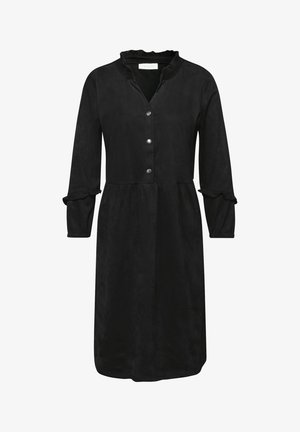 Černé šaty z měkkého, semišového materiálu. Mají volánový límec, zapínání na knoflíky vpředu a tříčtvrteční rukávy s volánovými manžetami.