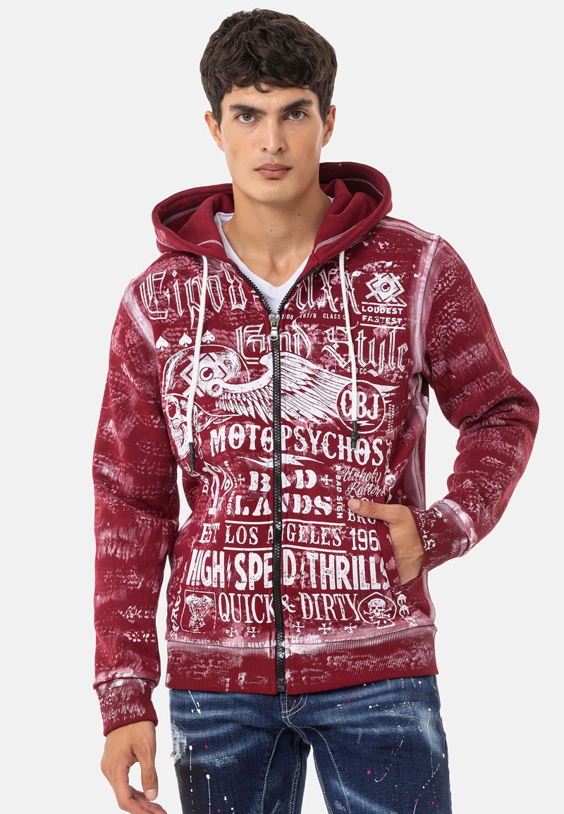 Rote Kapuzenjacke mit Reißverschluss, weißen Grafiken und Mustern, großen Kapuze, Vordertaschen und strukturiertem Stoff.