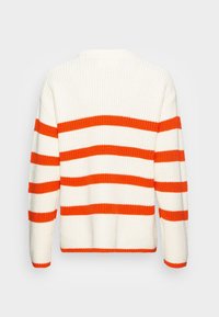 Bílý pletený svetr s širokými horizontálními oranžovými pruhy přes tělo a rukávy, zobrazený ze zad.