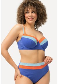 Tvådelad bikini i blå ribbad tyg. Bh:n har inslag av orange och ljusblått i blockfärger, justerbara axelband och en högmidjad botten.